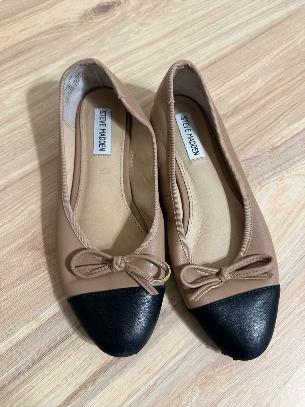 Steve Madden Tan and Black Cap-Toe Ballet Flats